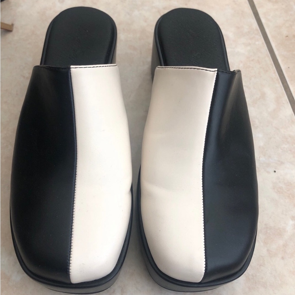 Lisa Says Gah Dakota Clog